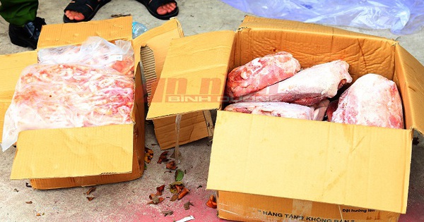 Chủ kho hàng đông lạnh dán dòng chữ "lạ" ở cửa, cảnh sát ập vào phát hiện sự thật kinh hoàng bên trong