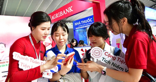 Chen chân "săn quà" ngày đầu khai hội Không tiền mặt 2025