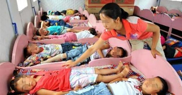Bức ảnh ngủ trưa ở trường mẫu giáo khiến bà mẹ nổi giận đùng đùng, đòi làm ra lẽ: Nghe giải thích mà xấu hổ
