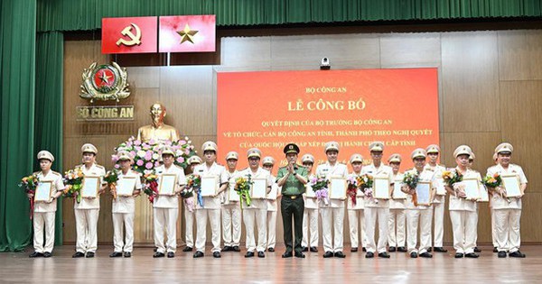 Đại tướng Lương Tam Quang trao quyết định cho 3...