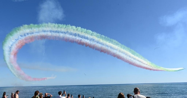 Xem máy bay Ý vẽ tranh trên bầu trời Rome khiến khán giả trầm trồ