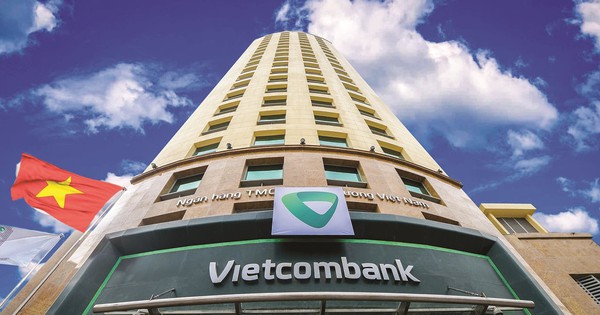 Ngân hàng "big 4" đầu tiên của Việt Nam cho xe buýt điện đưa đón nhân viên đi làm: Quá văn minh!