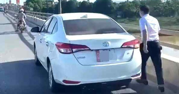 Danh tính người đàn ông dừng oto trên cầu làm hành động khiến nhiều người bức xúc