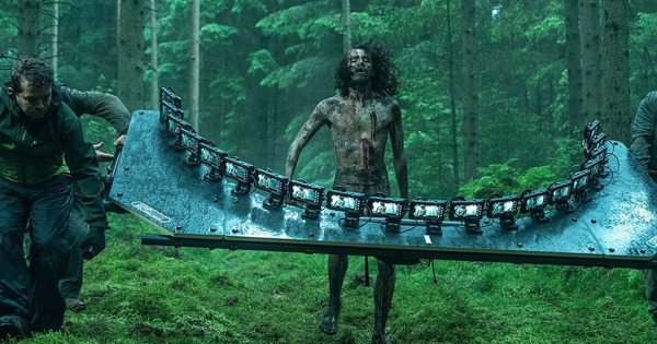 Phim trường của 28 Years Later có một công cụ đặc biệt: một cái giá chứa tới 20 cái iPhone để quay phim