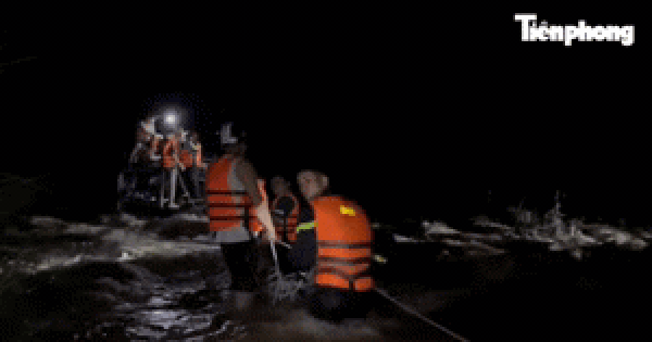 Nghẹt thở giải cứu 4 người khỏi lũ dữ ở Huế