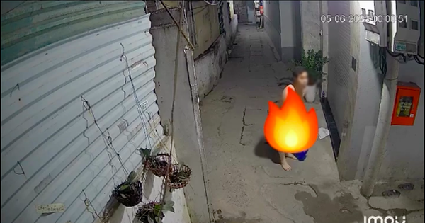 Người đàn ông "thoát y" đuổi theo cô gái trong đêm ở Hà Nội: Đoạn clip gần 1 phút gây bức xúc