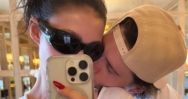Tiểu thư Harper Beckham diện váy cúp ngực quyến rũ, spotlight thuộc về chiếc túi hàng hiệu lén lấy từ tủ đồ của Victoria