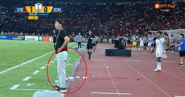Trong ngày U23 Việt Nam vô địch, HLV Kim Sang-sik liên tục bùng nổ, gây sốc khi… vái trọng tài