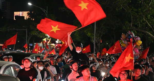 Cổ động viên đổ xô ra đường giữa đêm mừng lần thứ 3 xưng vương Đông Nam Á của U23 Việt Nam