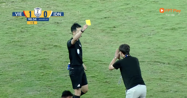 HLV Kim Sang-sik “cúi lạy” trọng tài 3 lần
