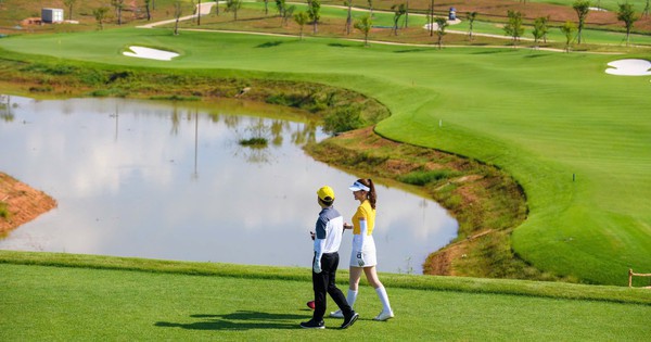 Lộ ảnh chủ tịch nổi tiếng thân mật với hoa hậu Vbiz trên sân golf, visual nàng hậu sáng bừng
