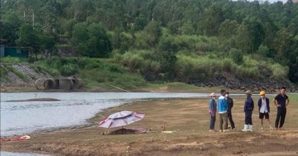 Nghe tiếng kêu cứu, người dân đến nơi tìm kiếm ...