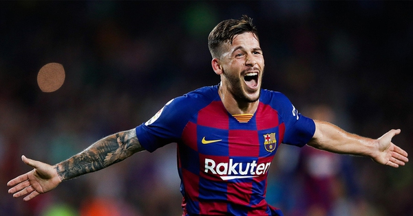Cựu cầu thủ Barcelona bị chó cắn trúng chỗ hiểm