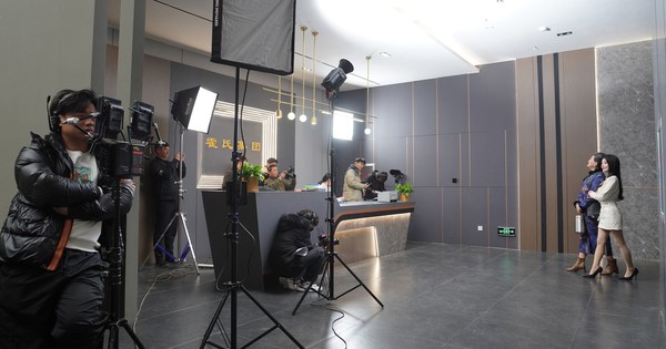 “Làm người đi được không” - Nam diễn viên thốt lên tủi nhục: Diễn cảnh khóc mà giờ cũng phải theo ý AI?