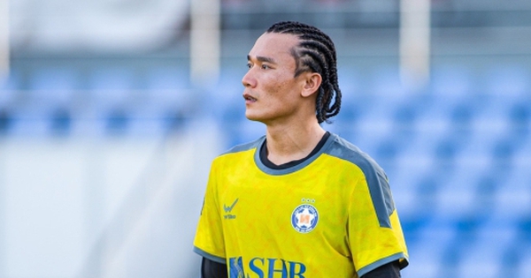Thủ môn Bùi Tiến Dũng đổi kiểu tóc dị biệt nhất V.League
