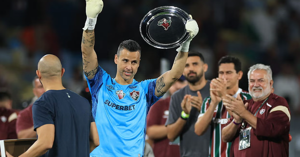 Thủ môn Fabio phá kỷ lục của huyền thoại Peter Shilton sau 28 năm