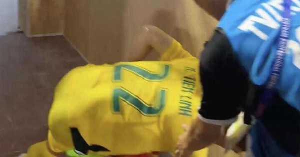 Nguyễn Tiến Linh trượt ngã khi kí tặng người hâm mộ sau trận đấu V . League