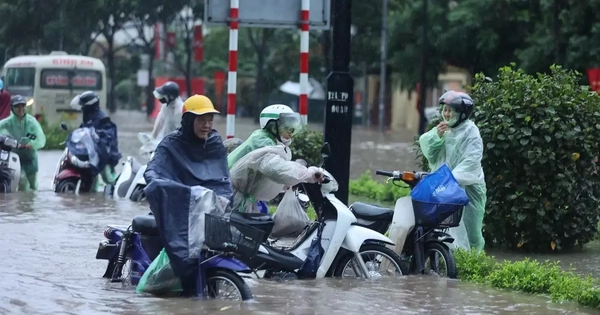 "Gánh" lượng mưa lớn nhất từ đầu mùa, hệ thống thoát nước Hà Nội quá tải