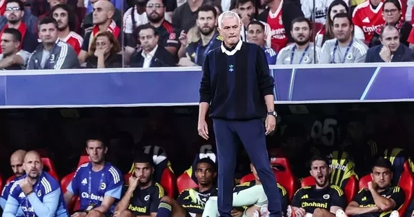 Jose Mourinho bị CLB cũ Benfica đánh bật khỏi vòng bảng Champions League