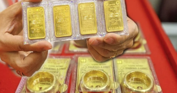 Vàng lập đỉnh 130 triệu đồng/lượng, người đàn ông từng bỏ 500 triệu mua vàng lại ngậm ngùi: "Càng nhìn giá tăng, tôi càng hối hận"