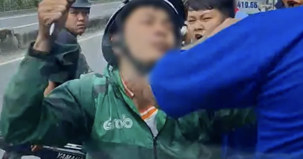 Lý do người đàn ông chặn ô tô, dùng gậy sắt đập...