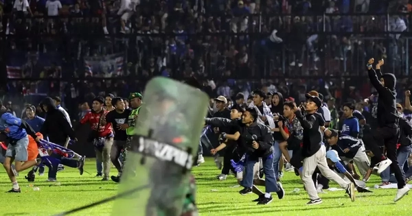 CĐV không ngừng quậy phá khiến FIFA tiếp tục trừng phạt bóng đá Indonesia