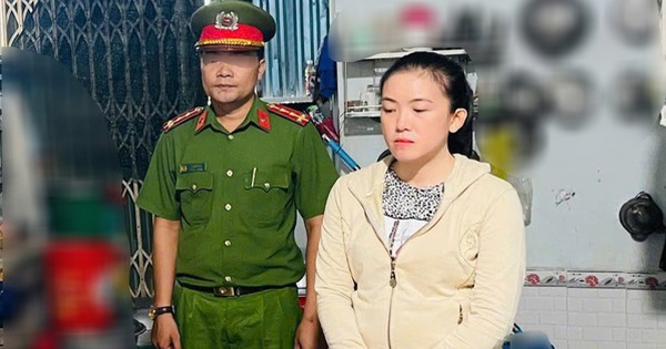 VIDEO: Một phụ nữ bị người đàn ông đánh túi bụi vào đầu, mặt khi chờ thang máy