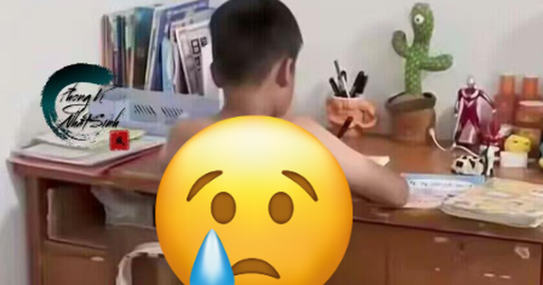 Bức ảnh cậu bé ngồi học ngay ngắn gây bão mạng: Nhiều người định khen thì vội "quay xe" vì 1 chi tiết... sai sai!