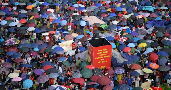 Hà Nội một đêm không ngủ: Khắp phố là mini concert, ai cũng thành ca sĩ hết rồi!