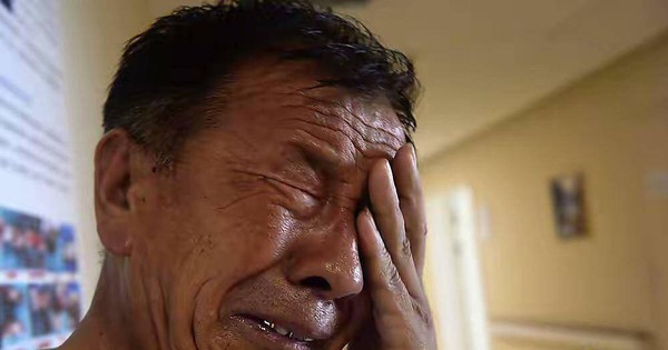 Con gái ngồi xem TV cũng ôm cặp sách trước ngực, bố không nghi ngờ gì, đến khi biết sự thật thì đã quá muộn!