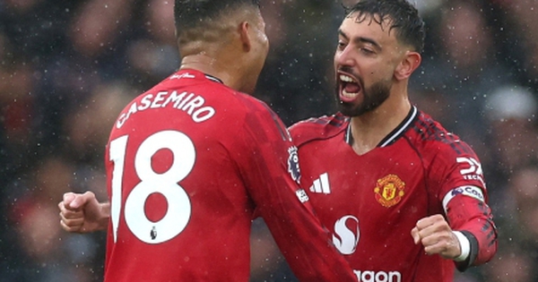 Thủ môn bị đuổi sau 5 phút, Chelsea thua Man Utd