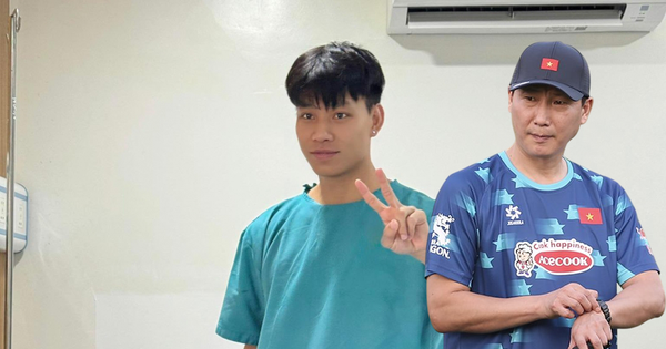 Cựu sao nhà bầu Đức nhập viện, HLV Kim Sang-sik thêm “đau đầu”
