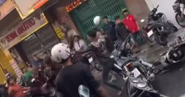 Xôn xao clip dài 8 giây nghi đánh nhau vì giành...