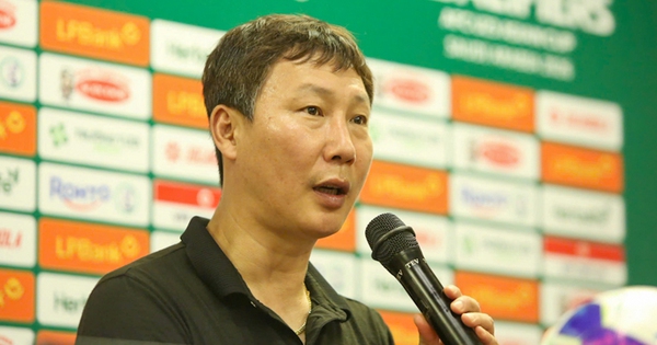 HLV Kim Sang-sik tránh “vết xe đổ” bằng bài tủ?