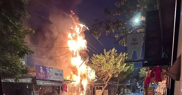 Trụ điện phát nổ, lửa thiêu rụi dãy cửa hàng đồ Tết ở TP.HCM
