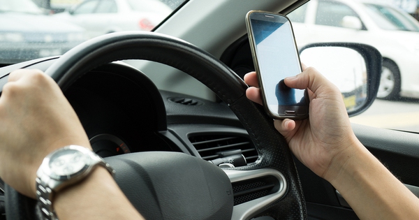 Cấm tuyệt đối cầm điện thoại khi lái xe: Không cần nhắn tin, chỉ cần trên tay là bị phạt