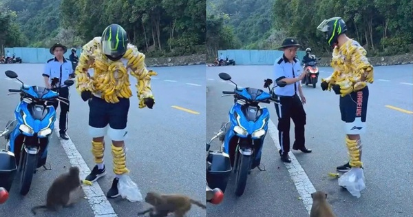 Xôn xao mạng xã hội: Du khách nước ngoài quấn c...