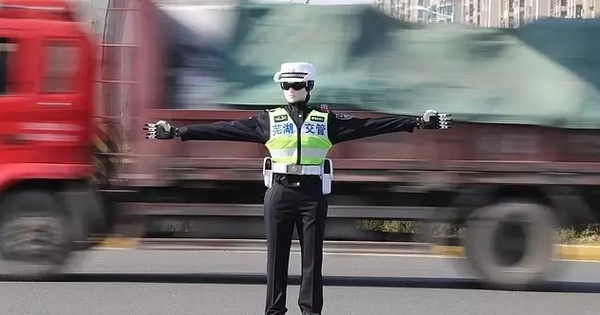 Cảnh sát AI xuất hiện giữa đường phố khiến người dân bất ngờ
