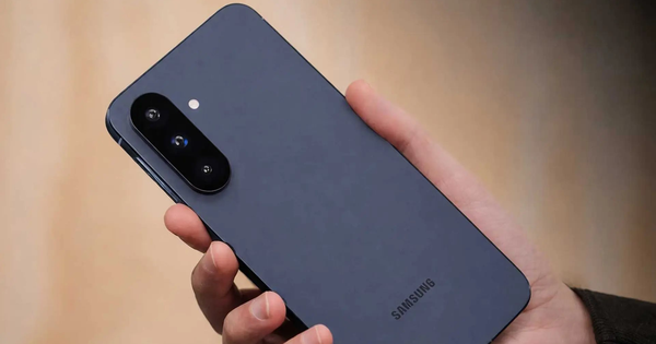 Nhìn chiếc điện thoại này là đủ thấy Samsung đã "đem con bỏ chợ"?