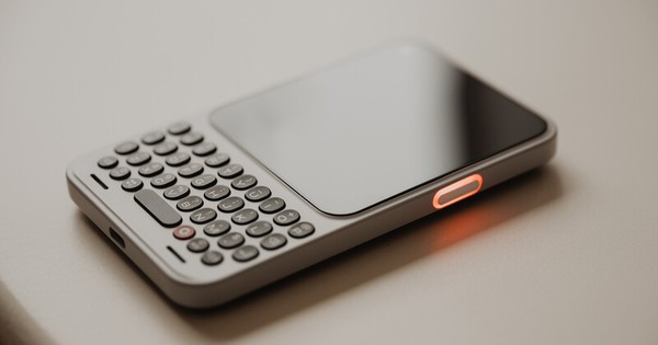 Điện thoại phím cứng như Blackberry trở lại, chạy Android, giao diện tối giản để đỡ "gây nghiện", giá cao nhưng chỉ hợp làm máy phụ