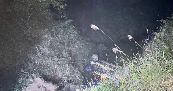 Xe bán tải lao xuống suối sâu lật ngửa, 2 người tử vong, 2 người bị thương