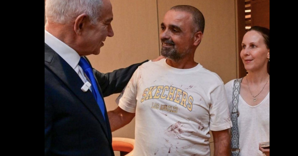Hành khách mặc áo dính máu gặp Thủ tướng Israel, kể chuyện chặn cơ phó cướp máy bay
