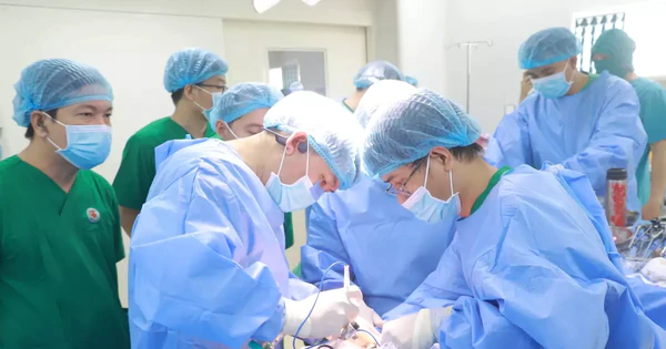Chồng hiến thận cứu vợ, cha nhường một phần cơ thể cho con