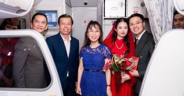 Tỷ phú Nguyễn Thị Phương Thảo xuất hiện tại lễ đưa dâu đặc biệt trên máy bay Vietjet