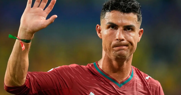 Cú "like" gây tranh cãi của Ronaldo
