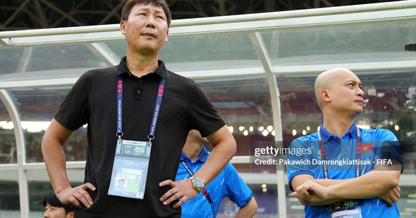 "Không ai bám đuổi tỷ số lại thay người như thế, nhưng HLV Kim Sang-sik còn ai nữa đâu!"