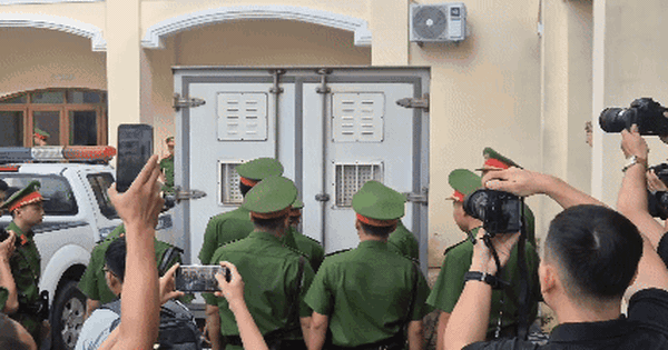 VIDEO: Người dân vây kín khi Nguyễn Đức Anh bị dẫn giải tới phiên tòa vụ thảm án