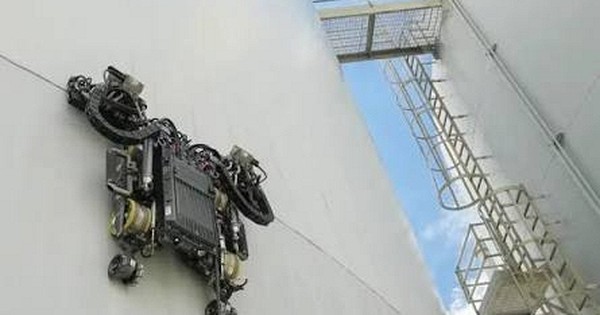 Phát hiện láng giềng Việt Nam đưa “người nhện máy” bò lên bồn thép khổng lồ: Không cần dây bảo hộ vẫn làm nhiệm vụ nguy hiểm