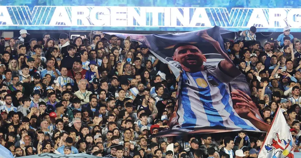 CĐV cuồng nhiệt tri ân Messi thi đấu lần cuối trong màu áo tuyển Argentina