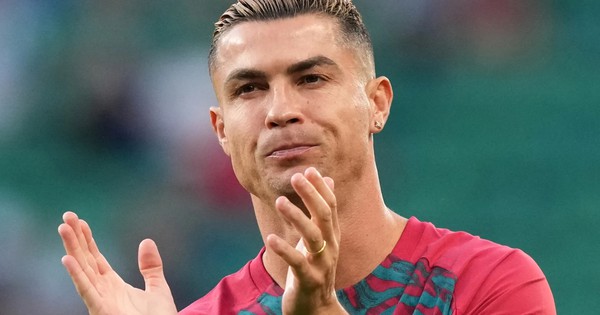 Ronaldo duyệt kịch bản họp báo được HLV Bồ Đào Nha khen như Pele, Maradona